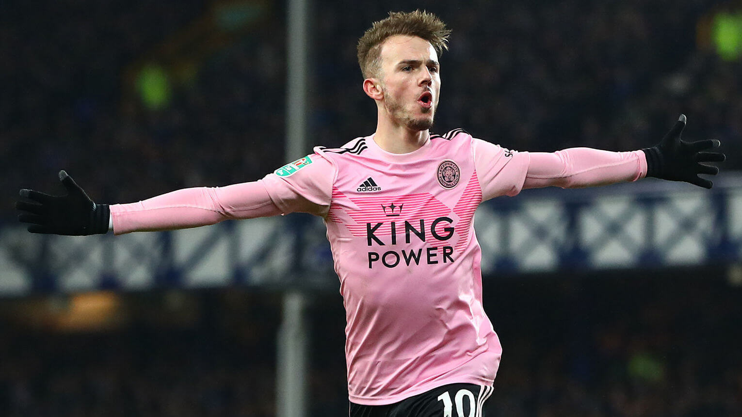 James Maddison dengan Away Kit Leicester yang berwarna merah muda